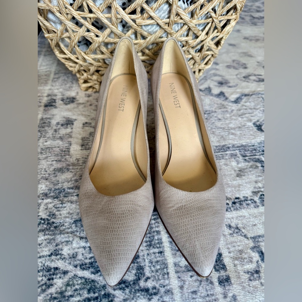 Nine West Textured Grey Pumps size 7.5